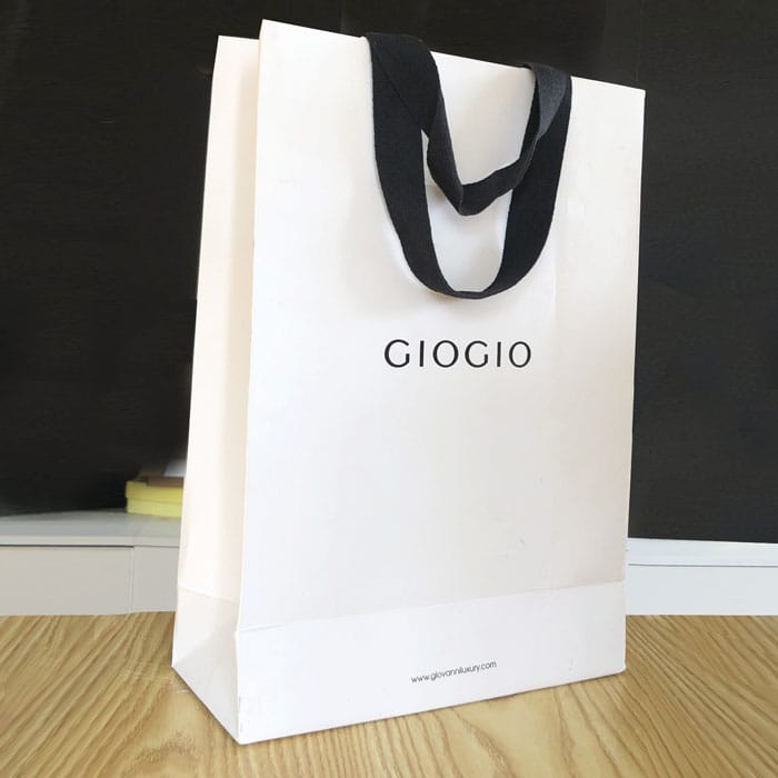 Mẫu túi giấy shop quần áo có quai lụa dán chắc chắn