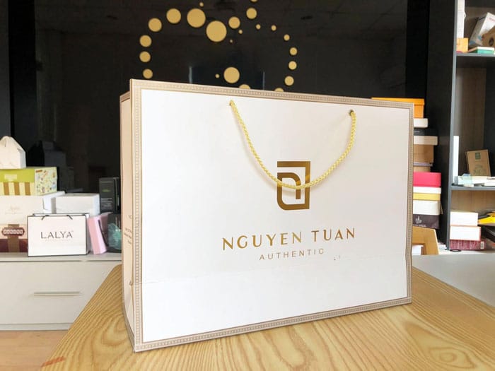 Túi giấy nguyễn tuấn logo ép kim màu nhũ vàng